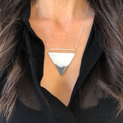 Geometría Ombré Gray Triangle Pendant Necklace